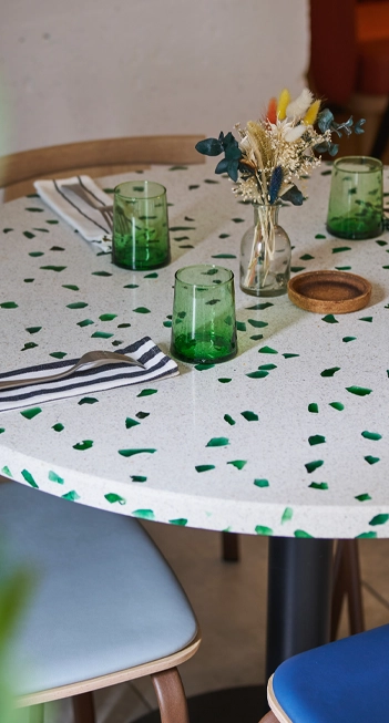 Plateau de table en terrazzo blanc et vert cristal
